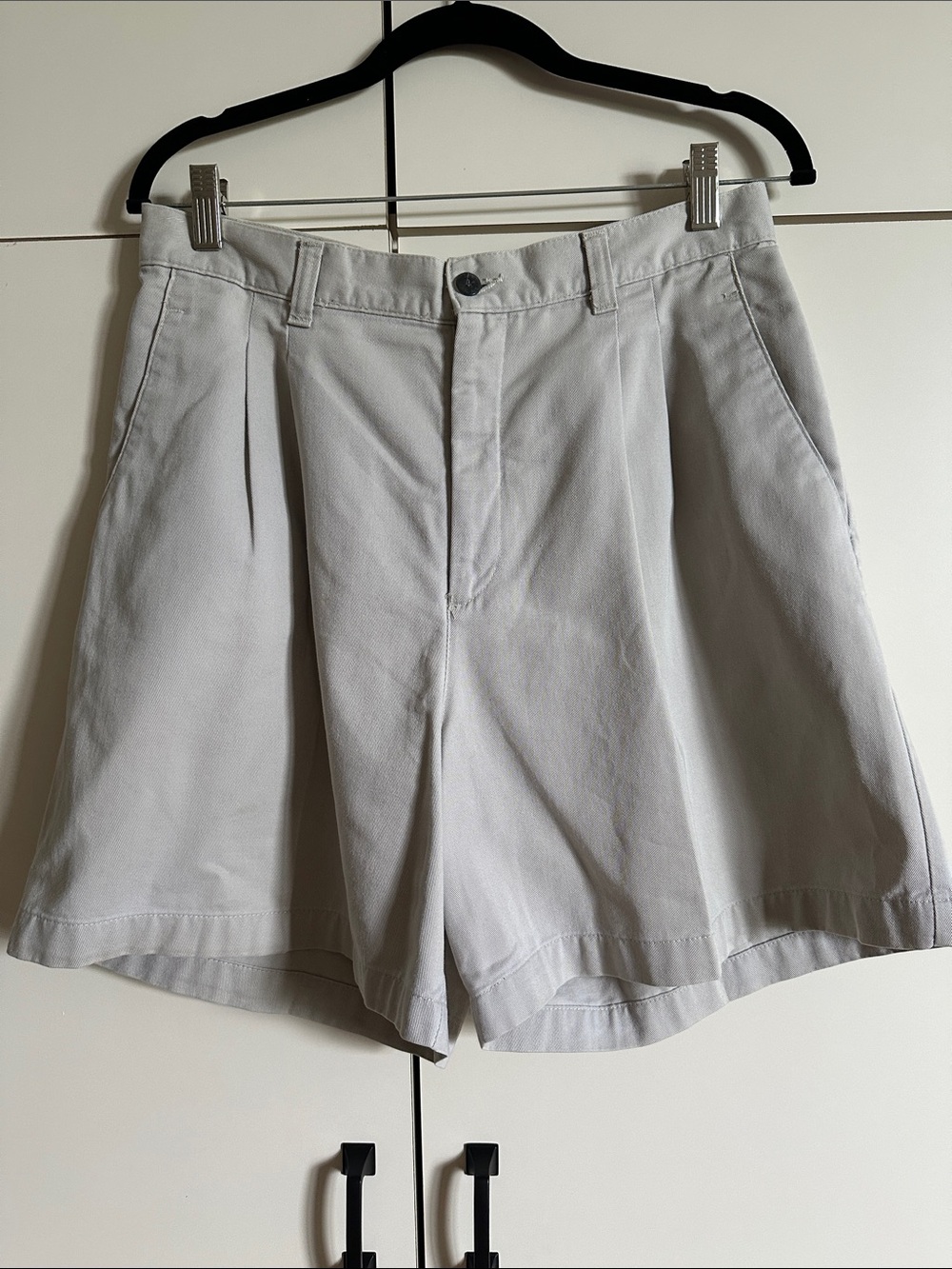 Women’s Khaki Pleated Casual Shorts Lee Casuals Wrinkle Free - About a size 8